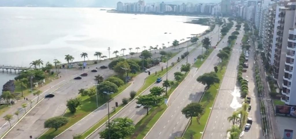 Avenida de Florianópolis vazia por conta da pandemia de coronavírus